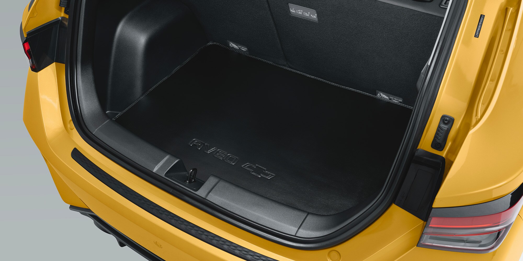 Equipa el interior de tu Chevrolet Aveo Hatchback 2025 con un tapete de vinil de cajuela