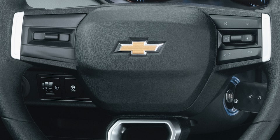 Nuevo Chevrolet Aveo Sedán 2025, con volante deportivo de 3 brazos con controles de audio