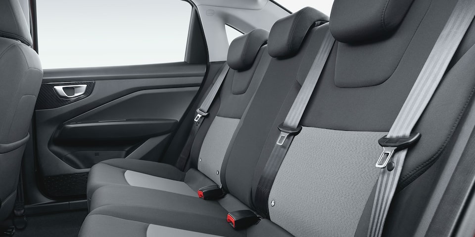 Nuevo Chevrolet Aveo Sedán 2025, con asientos en tela negra combinación de materiales y tablero color gris