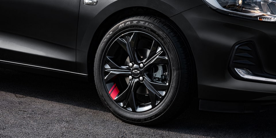 Chevrolet Onix 2025, sedán deportivo con detalles en rojo en rines de 16 pulgadas, versión Redline