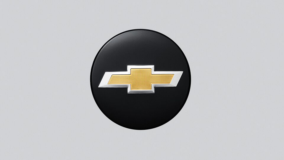 Centro de rin negro con emblema Chevrolet en dorado para tu camioneta, Silverado Turbo 2025