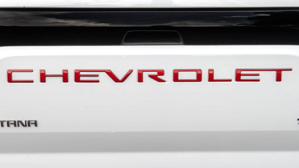 Instala el emblema rojo para la tapa de caja de carga de tu camioneta Chevrolet Montana 2025