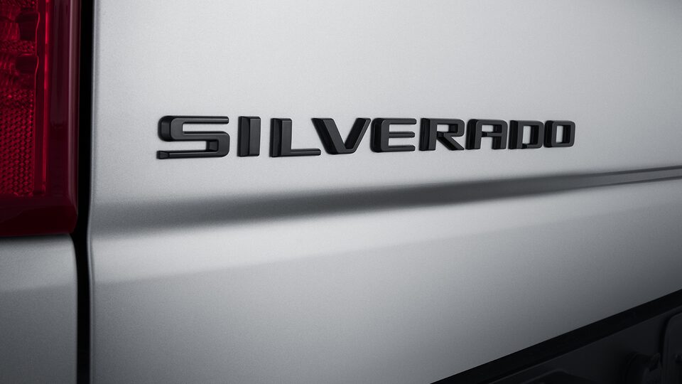 Emblema Silverado en color negro para tu camioneta de trabajo Chevrolet