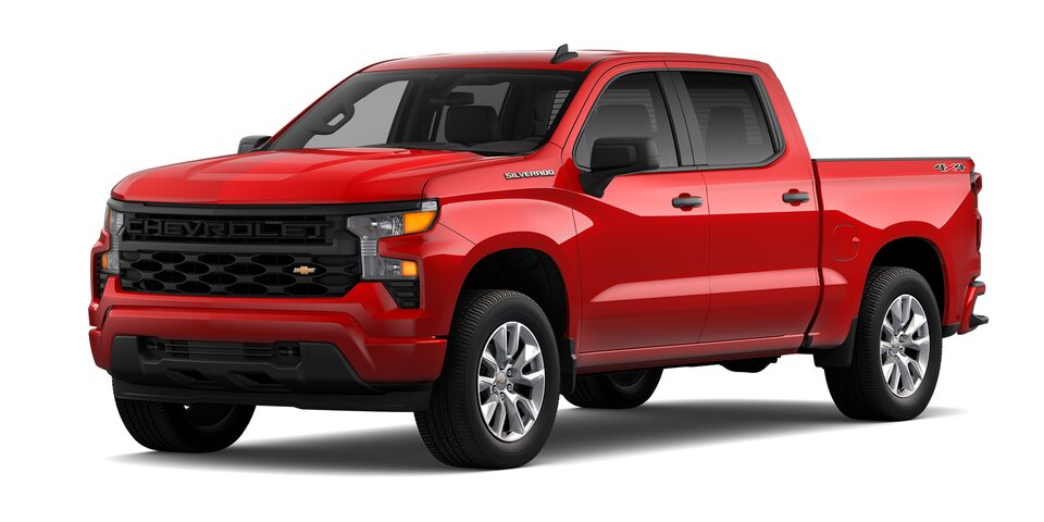 Chevrolet Silverado Turbo 2025, camioneta de trabajo en color rojo lava